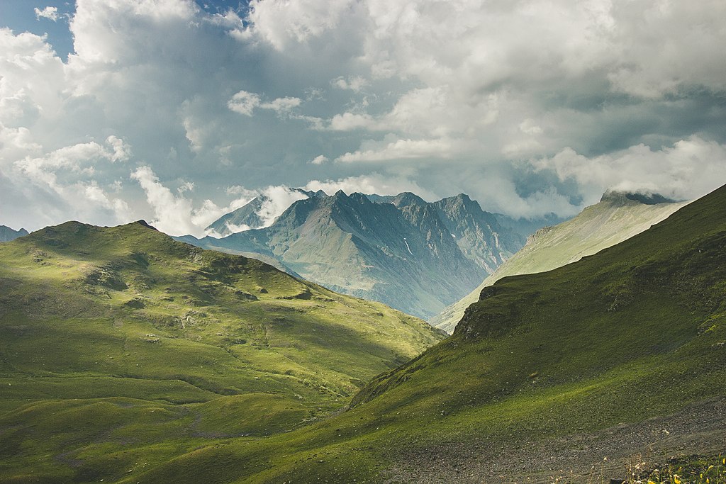 Pseashkho massif, photo by Sergey Shabanov. src: wikimedia <a href="https://creativecommons.org/licenses/by-sa/4.0/">CC.4 license</>